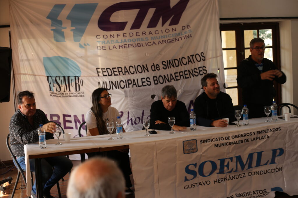 Reunión Regional Fe.Si.Mu.Bo en La Plata La Federación de Sindicatos Municipales Bonaerenses junto al Sindicato de Obreros y Empleados Municipales de La Plata llevó a cabo una reunión regional en el Parque Ecológico Municipal, de Villa Elisa. La reunión se configuró en el marco de situación actual de los trabajadores municipales de la región, la provincia y a nivel nacional en la cual estuvieron presentes referentes de toda la región capital, el Secretario General de la Federación, Rubén «Cholo» García, Sec. de la Confederación de Trabajadores Municipales de Argentina, Hernán Doval y el secretario del SOEMLP, Gustavo Hernández. También estuvieron presentes Sec. Grales y referentes de Berisso, Ensenada , La Plata, Hurlingham Avellaneda Merlo, San Vicente, Morón. En el encuentro se discutieron ejes centrales sobre el trabajo municipal, como los convenios colectivos de trabajo, aperturas de paritarias, Consejo del Salario Municipal y cómo afectan las leyes de gobierno a esta realidad.