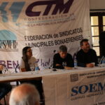 Reunión Regional Fe.Si.Mu.Bo en La Plata La Federación de Sindicatos Municipales Bonaerenses junto al Sindicato de Obreros y Empleados Municipales de La Plata llevó a cabo una reunión regional en el Parque Ecológico Municipal, de Villa Elisa. La reunión se configuró en el marco de situación actual de los trabajadores municipales de la región, la provincia y a nivel nacional en la cual estuvieron presentes referentes de toda la región capital, el Secretario General de la Federación, Rubén «Cholo» García, Sec. de la Confederación de Trabajadores Municipales de Argentina, Hernán Doval y el secretario del SOEMLP, Gustavo Hernández. También estuvieron presentes Sec. Grales y referentes de Berisso, Ensenada , La Plata, Hurlingham Avellaneda Merlo, San Vicente, Morón. En el encuentro se discutieron ejes centrales sobre el trabajo municipal, como los convenios colectivos de trabajo, aperturas de paritarias, Consejo del Salario Municipal y cómo afectan las leyes de gobierno a esta realidad.