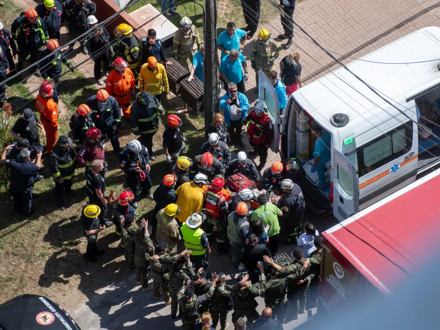 Derrumbe en Villa Gesell: un muerto, una mujer rescatada con lesiones y al menos 7 desaparecidos