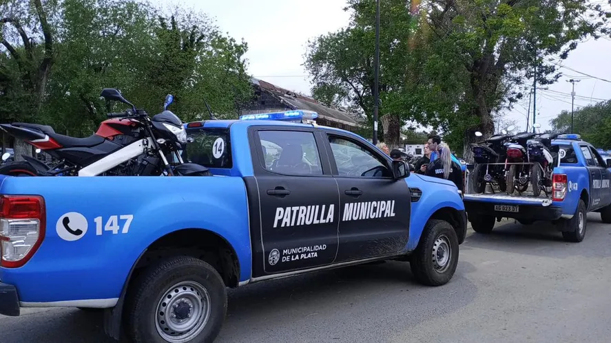 Operativo sorpresa en el Bosque de La Plata terminó con el secuestro de decenas de motos que corrían picadas