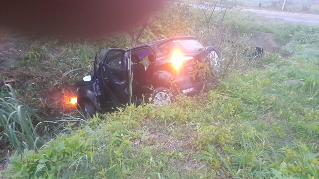 Un auto los embistió