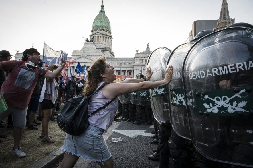 El Congreso trata temas sensibles con una marcha multitudinaria afuera