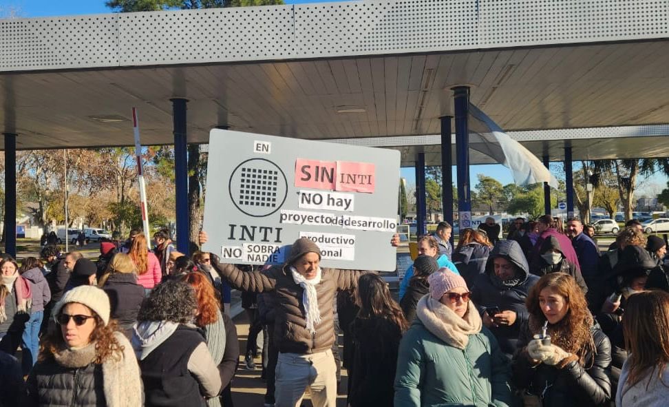 Con presencia bonaerense, se hizo un abrazo simbólico al INTI para rechazar la reforma libertaria