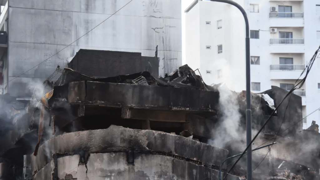 Riesgo de derrumbe: el edificio incendiado en La Plata será demolido, según ingenieros de la UNLP
