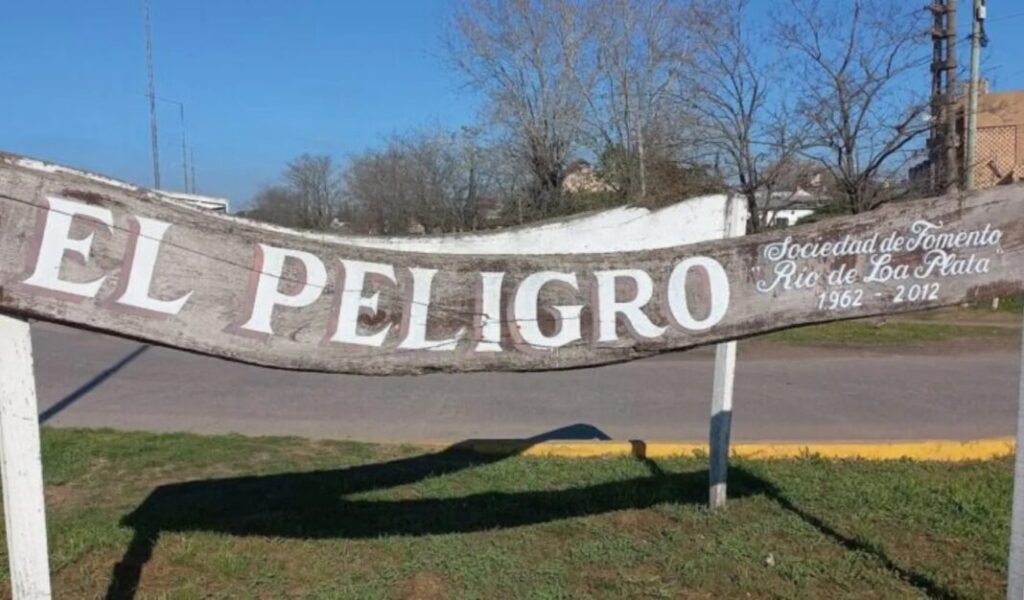 Violento asalto en El Peligro: encapuchados armados robaron una camioneta y objetos de valor