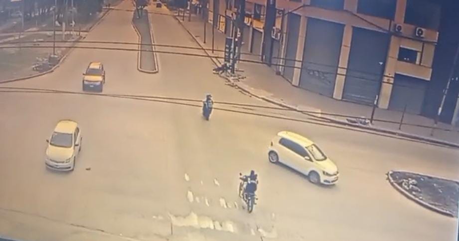 Los Hornos: persecución policial y despiste de una moto culminó con un muerto