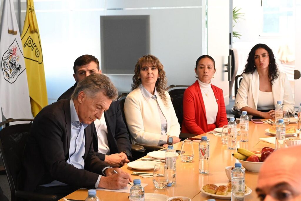 VOLVIÓ A LA ESCENA POLÍTICA