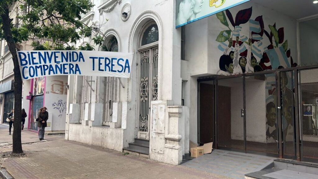 Aparecieron carteles en la sede del PJ bonaerense: “Basta de herederos y bendecidos”