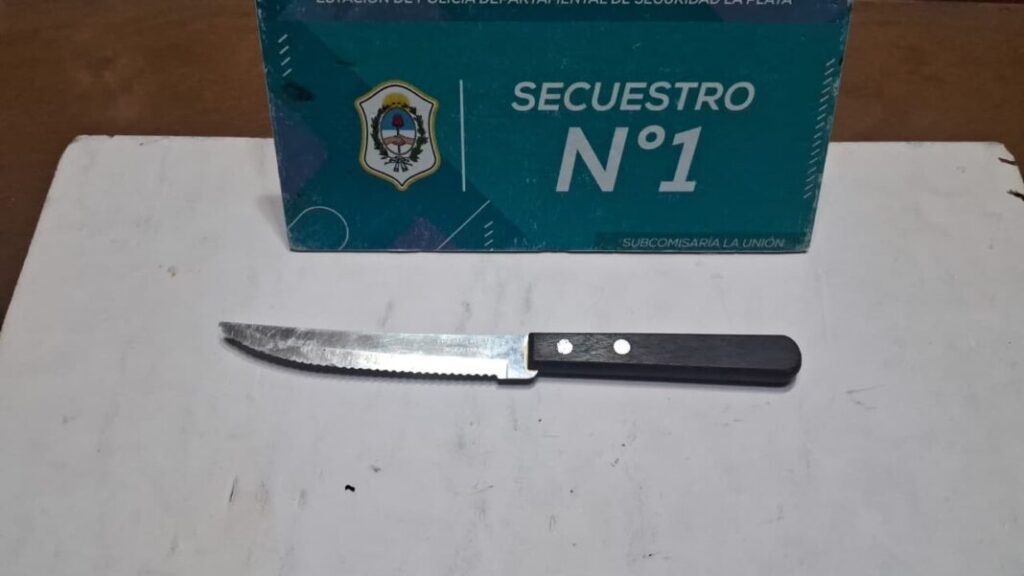 La interceptaron en la puerta
