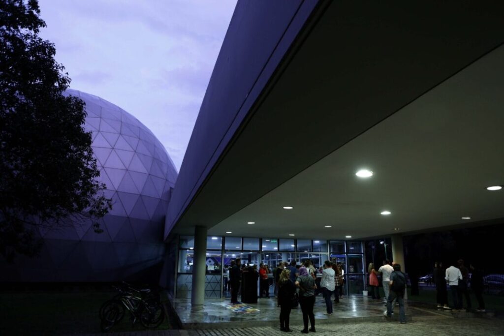 Observación única y gratis en La Plata: el Planetario invita a mirar la Luna este sábado