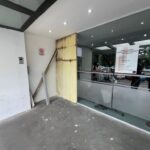 Un hombre enfurecido rompió el frente del Instituto Médico Platense