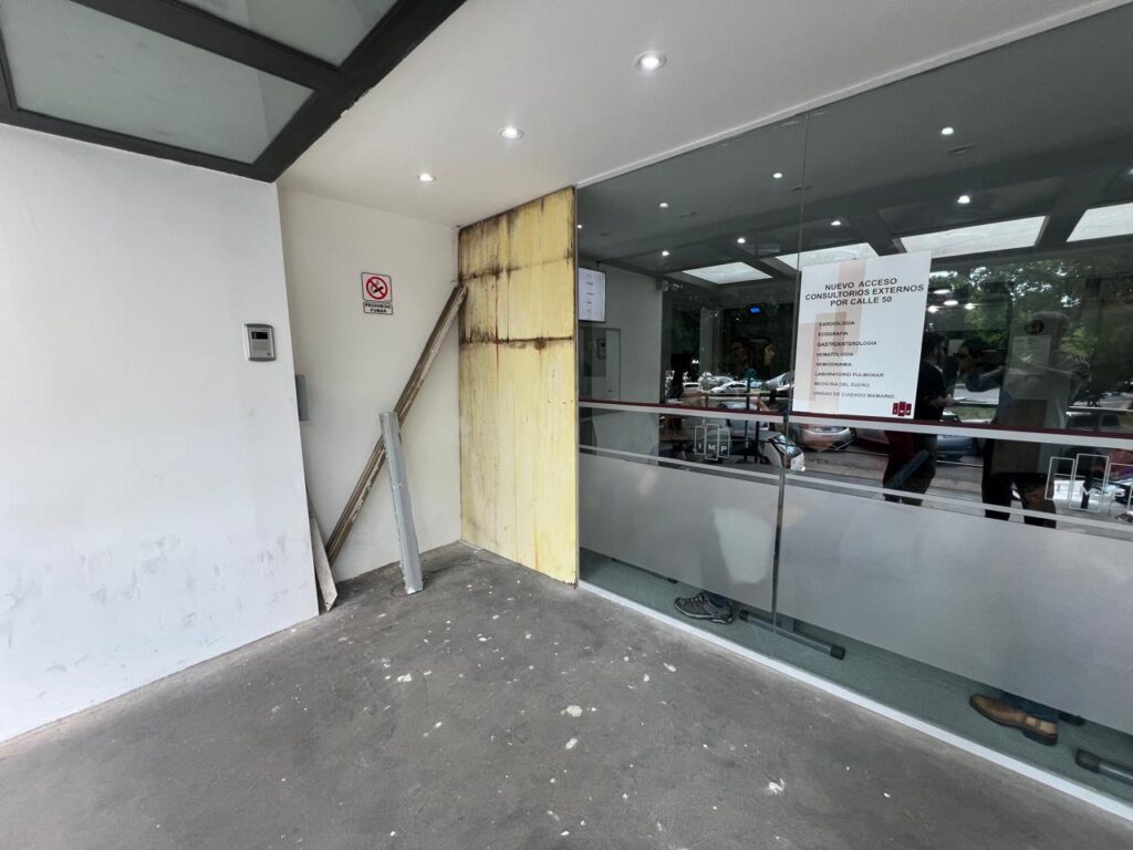 Un hombre enfurecido rompió el frente del Instituto Médico Platense