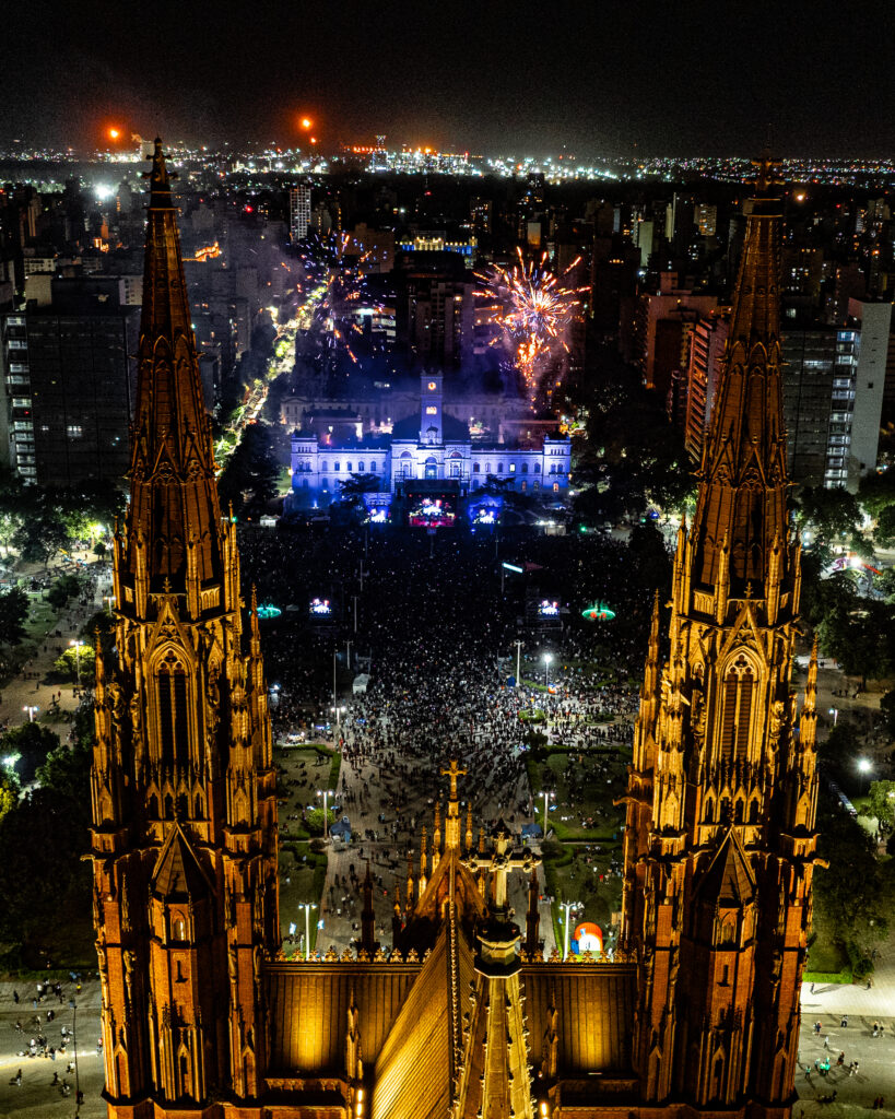 Más de 100 mil personas celebraron los 143 años de La Plata en Plaza Moreno: todas las postales de una jornada de fiesta