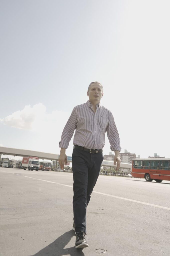 MIENTRAS EL GOBIERNO AVANZA