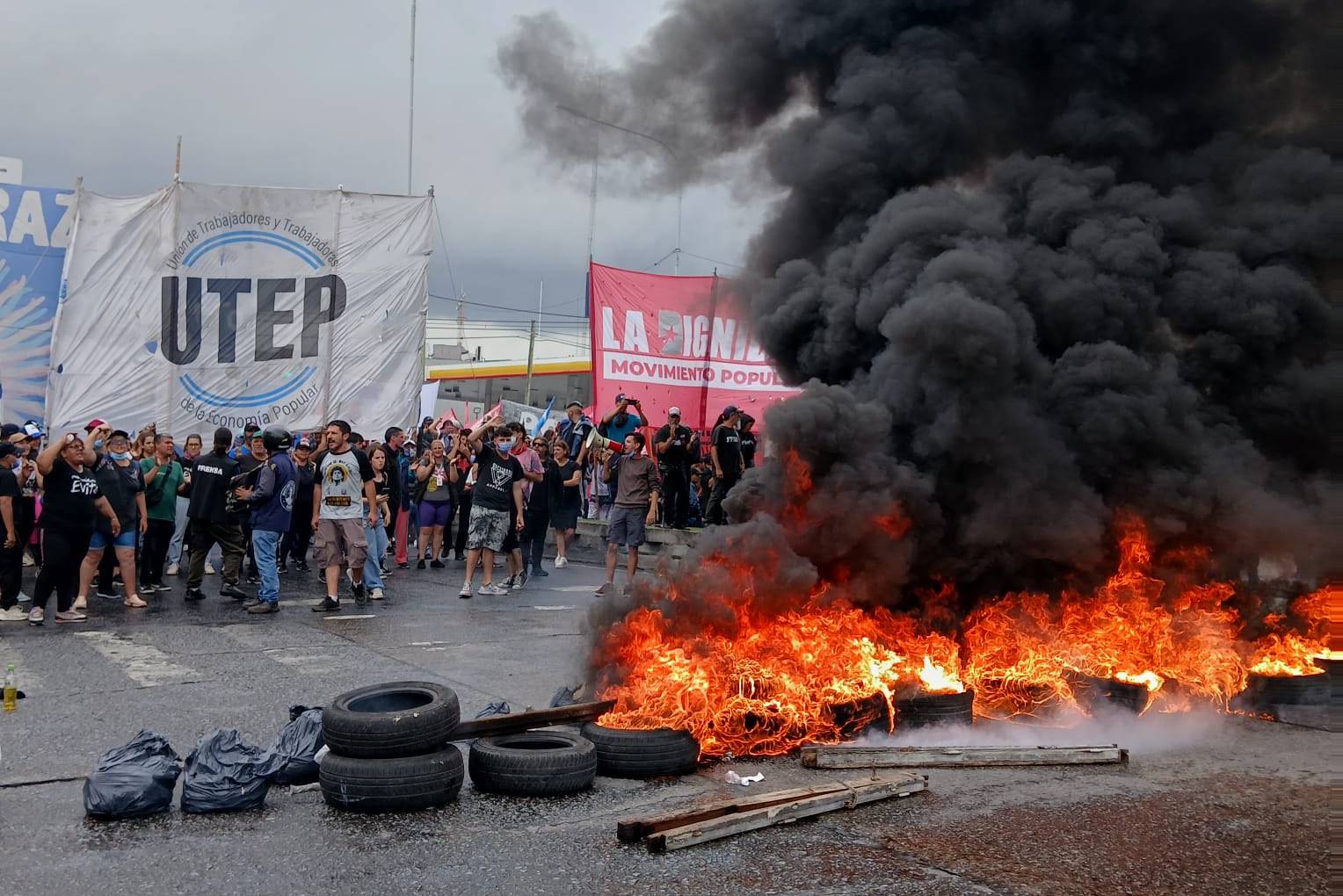 Hubo protesta piquetera en la autopista La Plata- Buenos Aires y en otros puntos de la provincia