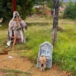 El hallazgo de una lápida improvisada, una figura similar a la “parca” y restos óseos de animales en un punto de La Plata generó inquietud entre vecinos y abrió un abanico de hipótesis que van desde lo esotérico hasta lo delictivo. La escena, cargada de simbolismo, fue rápidamente asociada por algunos con rituales umbanda, aunque especialistas y conocedores de esa religión advierten que esa vinculación suele basarse más en prejuicios que en hechos concretos. La umbanda, de origen afrobrasileño, posee prácticas espirituales definidas que no coinciden con este tipo de representaciones oscuras o teatralizadas.