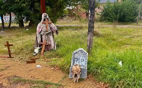 El hallazgo de una lápida improvisada, una figura similar a la “parca” y restos óseos de animales en un punto de La Plata generó inquietud entre vecinos y abrió un abanico de hipótesis que van desde lo esotérico hasta lo delictivo. La escena, cargada de simbolismo, fue rápidamente asociada por algunos con rituales umbanda, aunque especialistas y conocedores de esa religión advierten que esa vinculación suele basarse más en prejuicios que en hechos concretos. La umbanda, de origen afrobrasileño, posee prácticas espirituales definidas que no coinciden con este tipo de representaciones oscuras o teatralizadas.