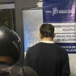 Persecución y disparos en Villa Elvira: dos sospechosos detenidos tras intentar escapar de la Policía