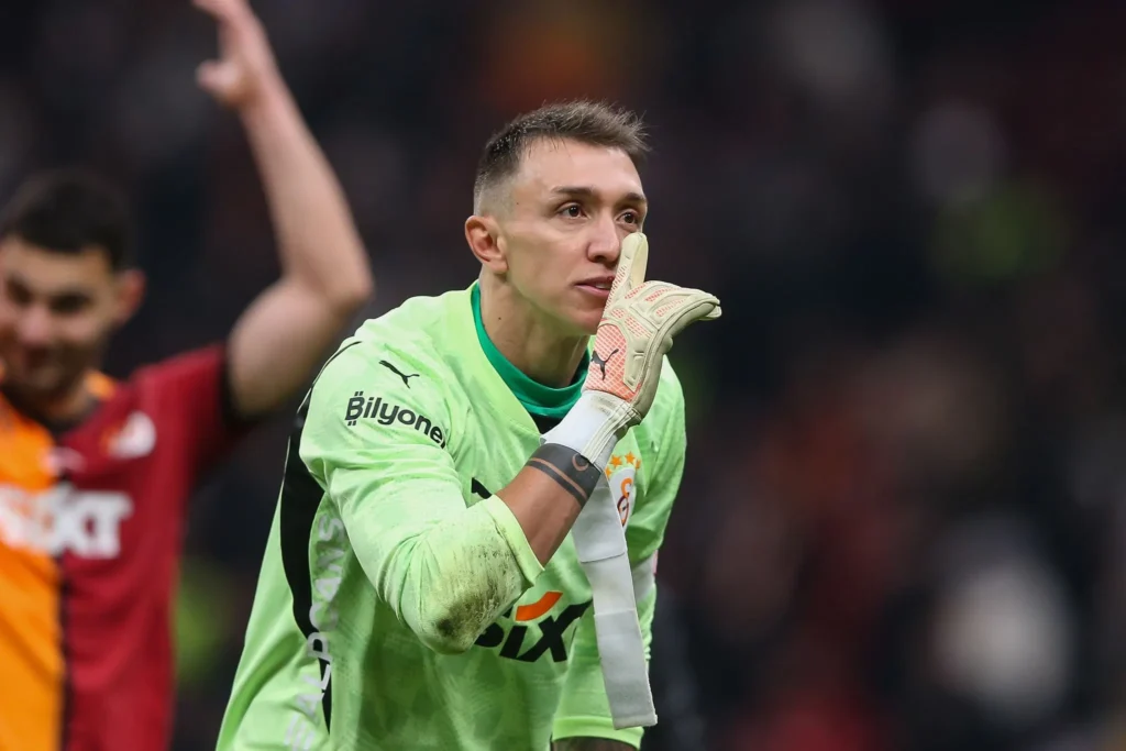 Fernando Muslera vuelve a la Selección uruguaya y se prepara para los amistosos en Europa