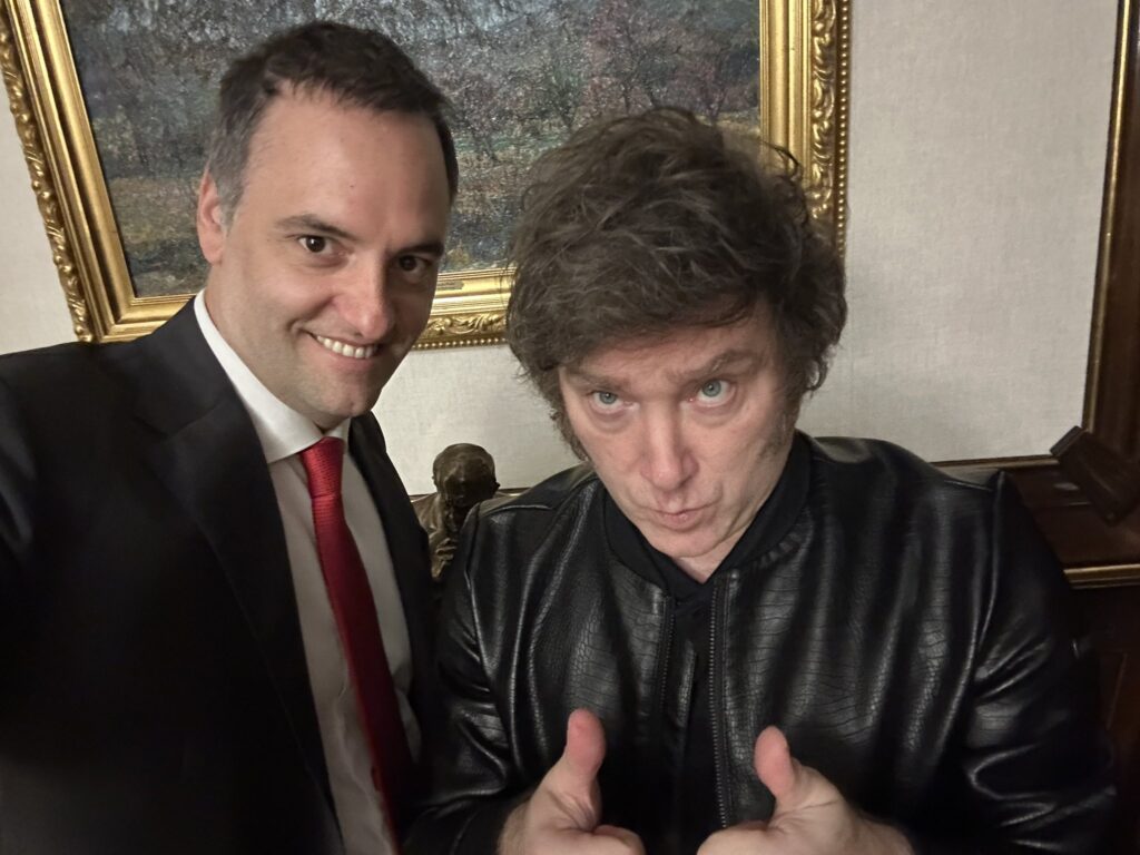 Milei refuerza su respaldo a Adorni en un evento clave ante empresarios