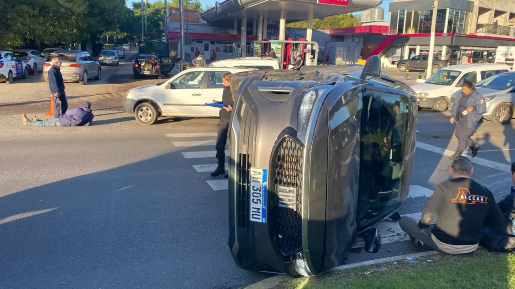 Fuerte accidente en Camino Centenario: choque múltiple, un vuelco y un peatón lesionado
