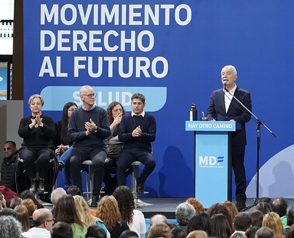 El Gobernador Axel Kicillof encabezó el lanzamiento del espacio “MDF Salud”, una mesa vinculada al área sanitaria dentro de su armado político, y aprovechó el acto para cuestionar con dureza las políticas del presidente Javier Milei.