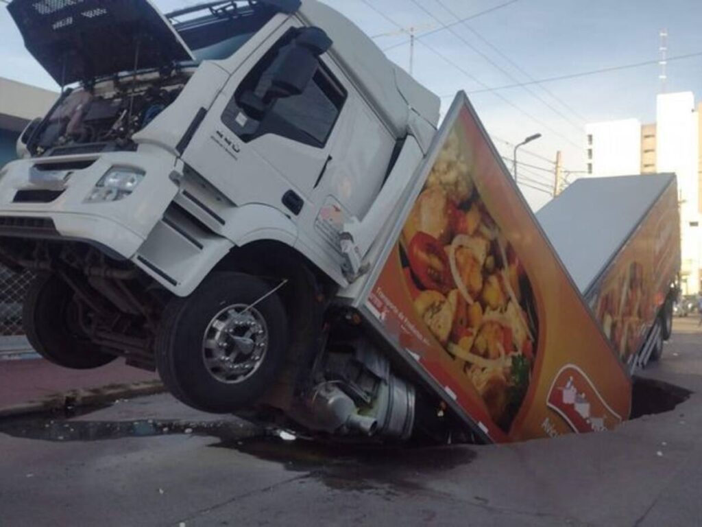Vecinos de City Bell denuncian abandono por un enorme bache y apuntan contra ABSA