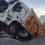 Vecinos de City Bell denuncian abandono por un enorme bache y apuntan contra ABSA