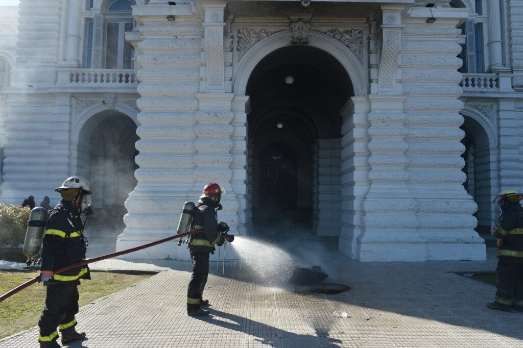 Destrozos en la Municipalidad de La Plata