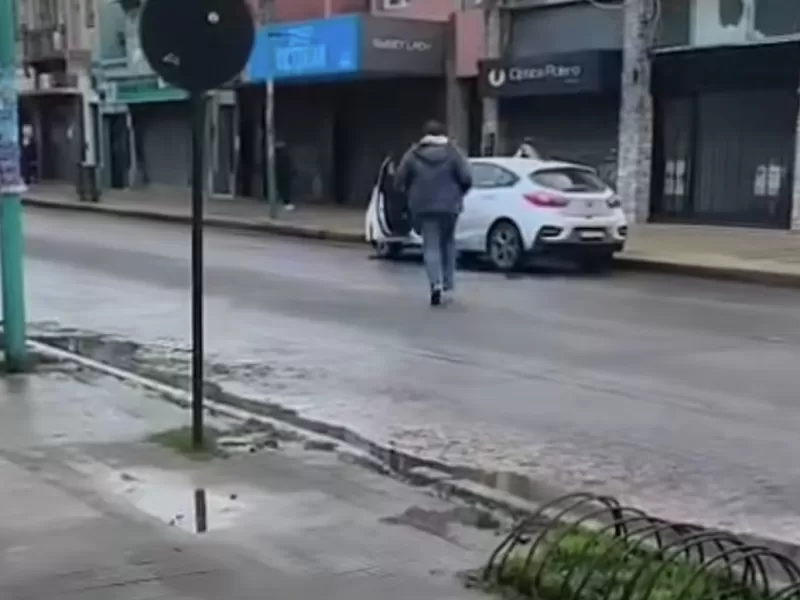 Violento ataque al Concejo Deliberante de Berisso: arrojaron una bomba molotov y detuvieron al sospechoso