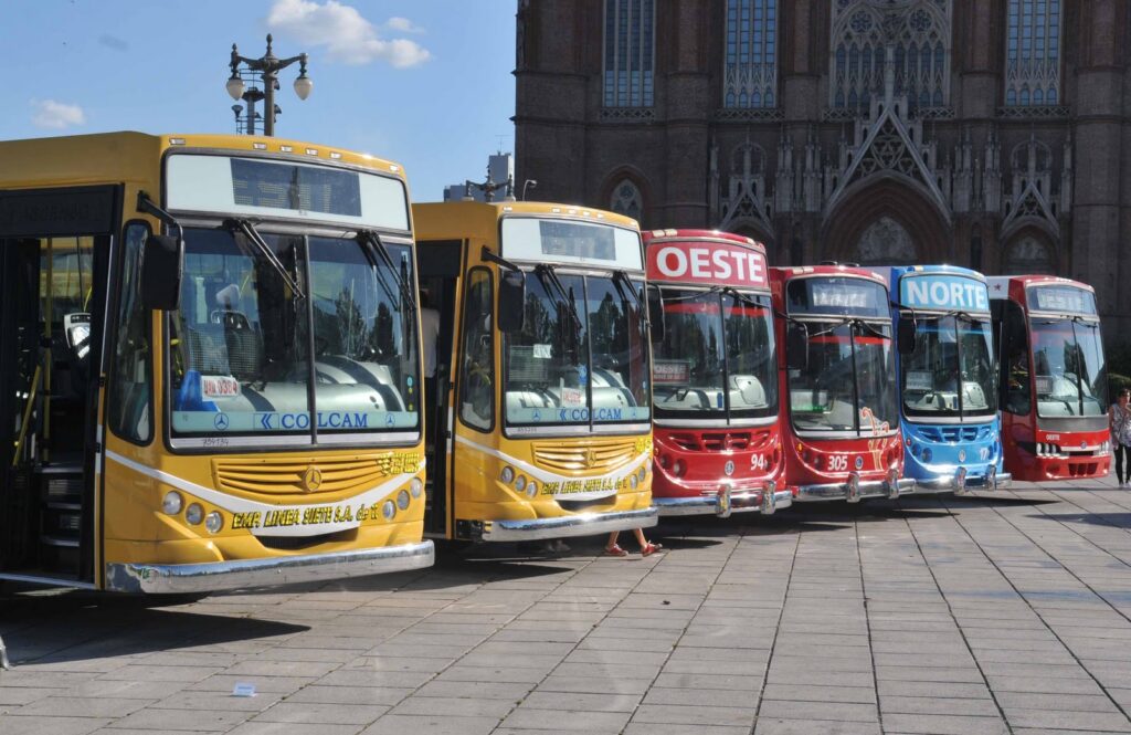 Fuerte aumento del boleto en La Plata: desde agosto el pasaje mínimo costará $1.210 y los recorridos más largos superarán los $2.000